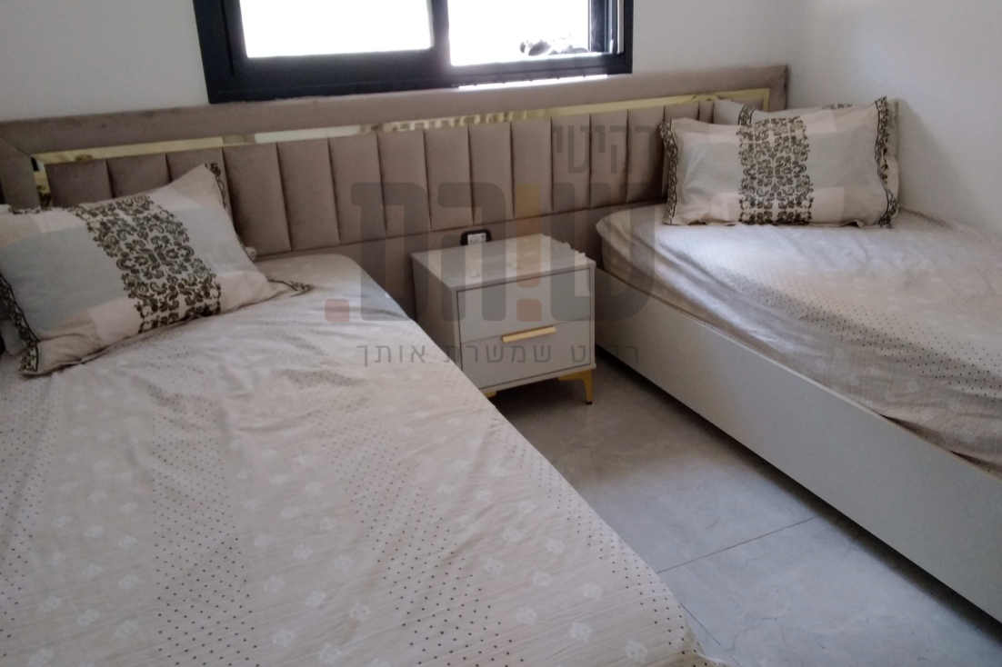 מיטות חדר שינה מרופד בעיצוב ראש מיטה אחיד עדין בשילוב נגיעות זהב עדכניות