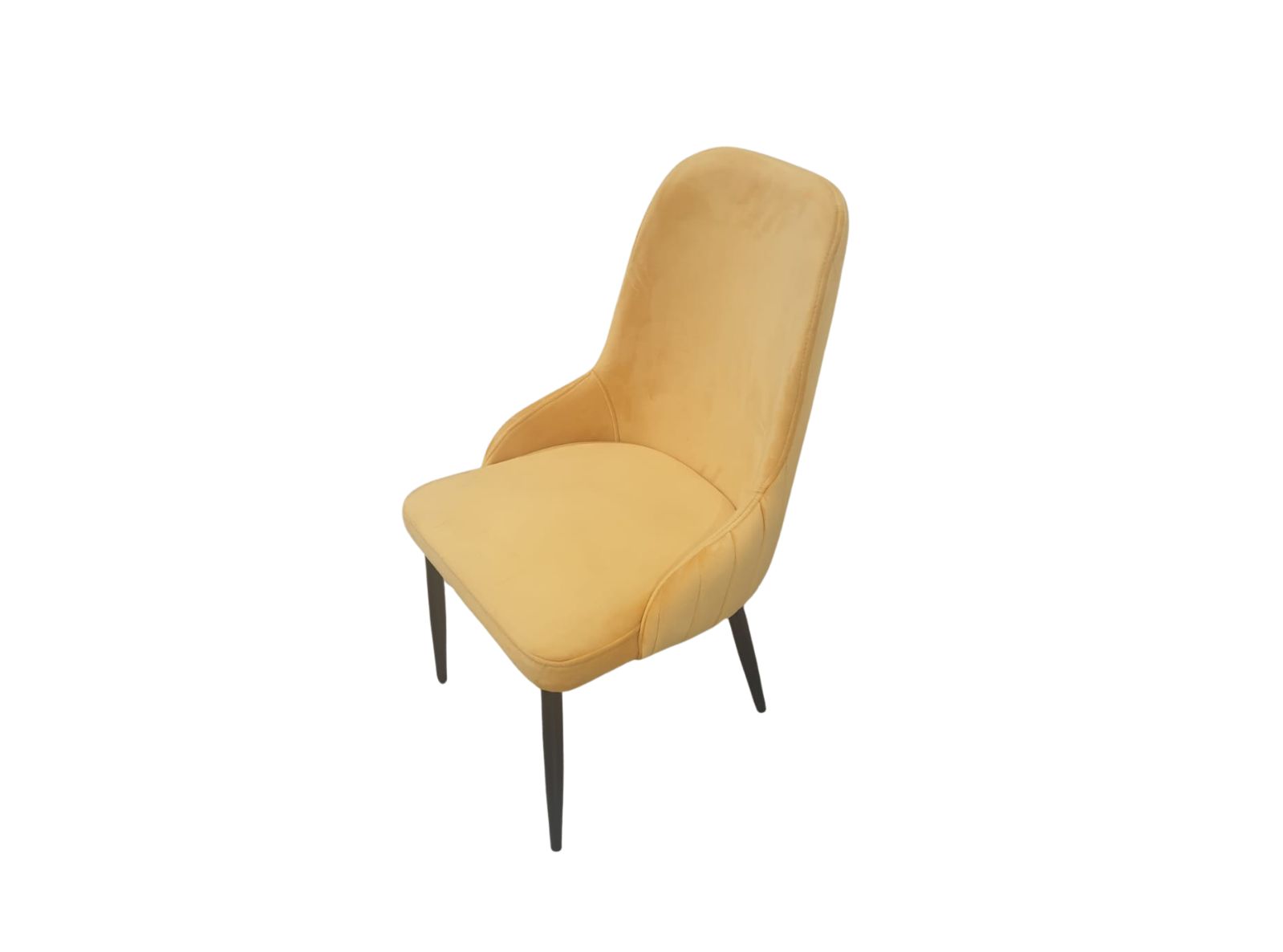 כיסא מרופד עם גב גבוה מעוגל, מושב רחב ורגלי מתכת שחורות.