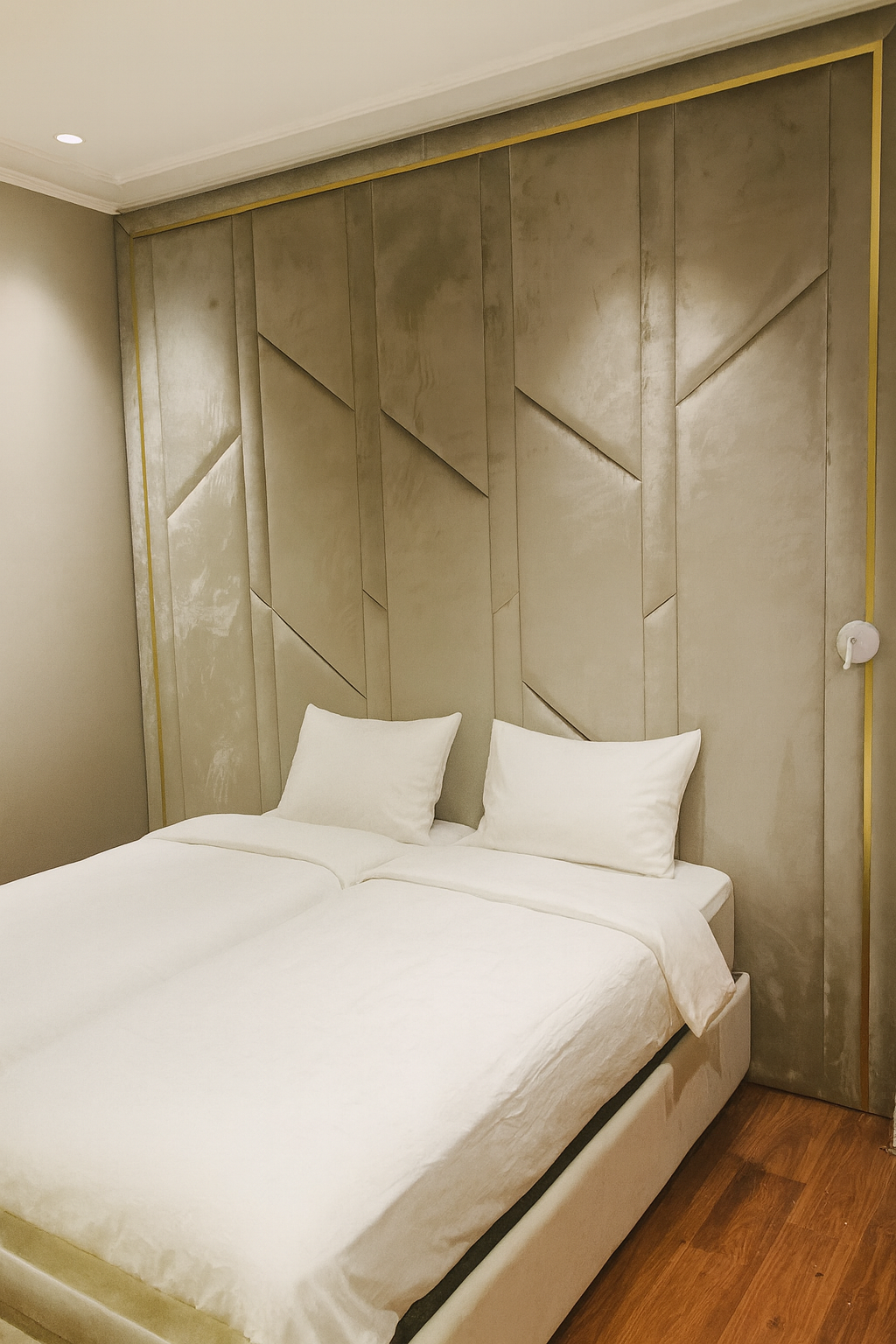 מיטות חדר שינה יוקרתיות עם ראש מיטה גיאומטרי יוקרתי בהתאמה מלאה לקיר, בגוון אפור מעודן בשילוב נגיעות זהב