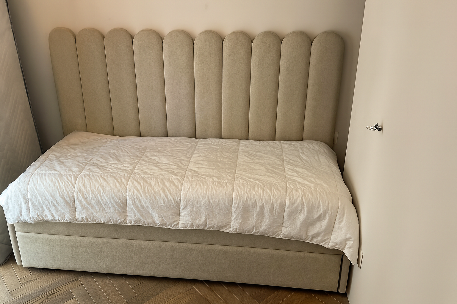 מיטת נוער מרופדת בעיצוב רך עם ראש מיטה אנכי מעוגל בגוון שמנתי