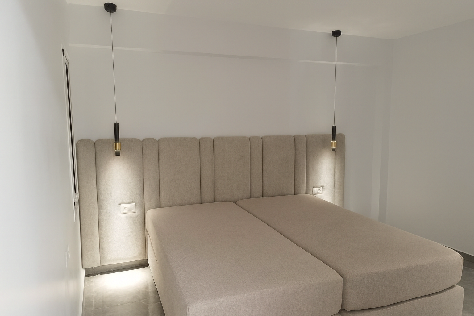 מיטות חדר שינה עם ראש מיטה יוקרתי בעיצוב מעוגל אי סימטרי ומיוחד