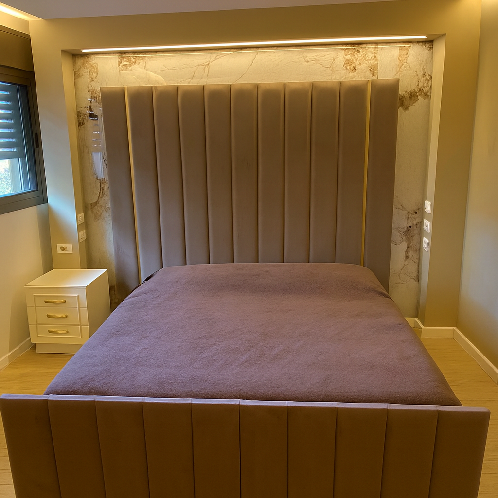 חדר שינה יוקרתי עם ראש מיטה גבוה ומרופד בשילוב נגיעות זב בדיגום אנכי בשילוב ותאורה עמוקה וחמימה