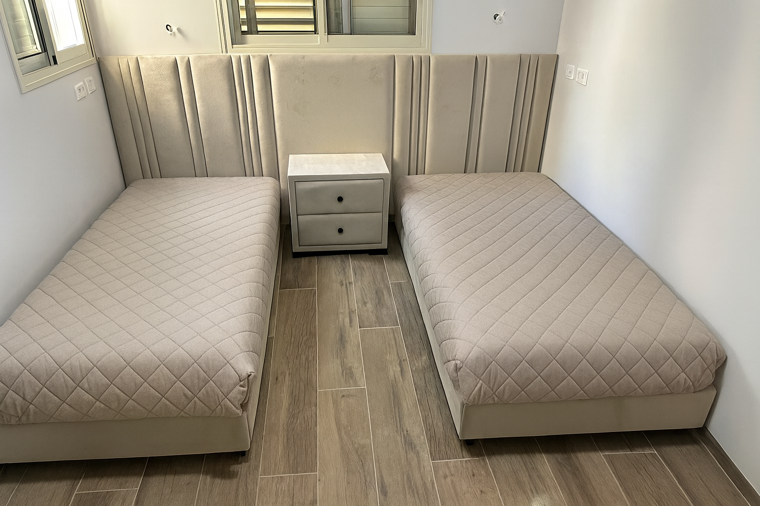 מיטות חדר שינה וראש מיטה מרופד בדיגום אנכי וקלאסי ובהיר