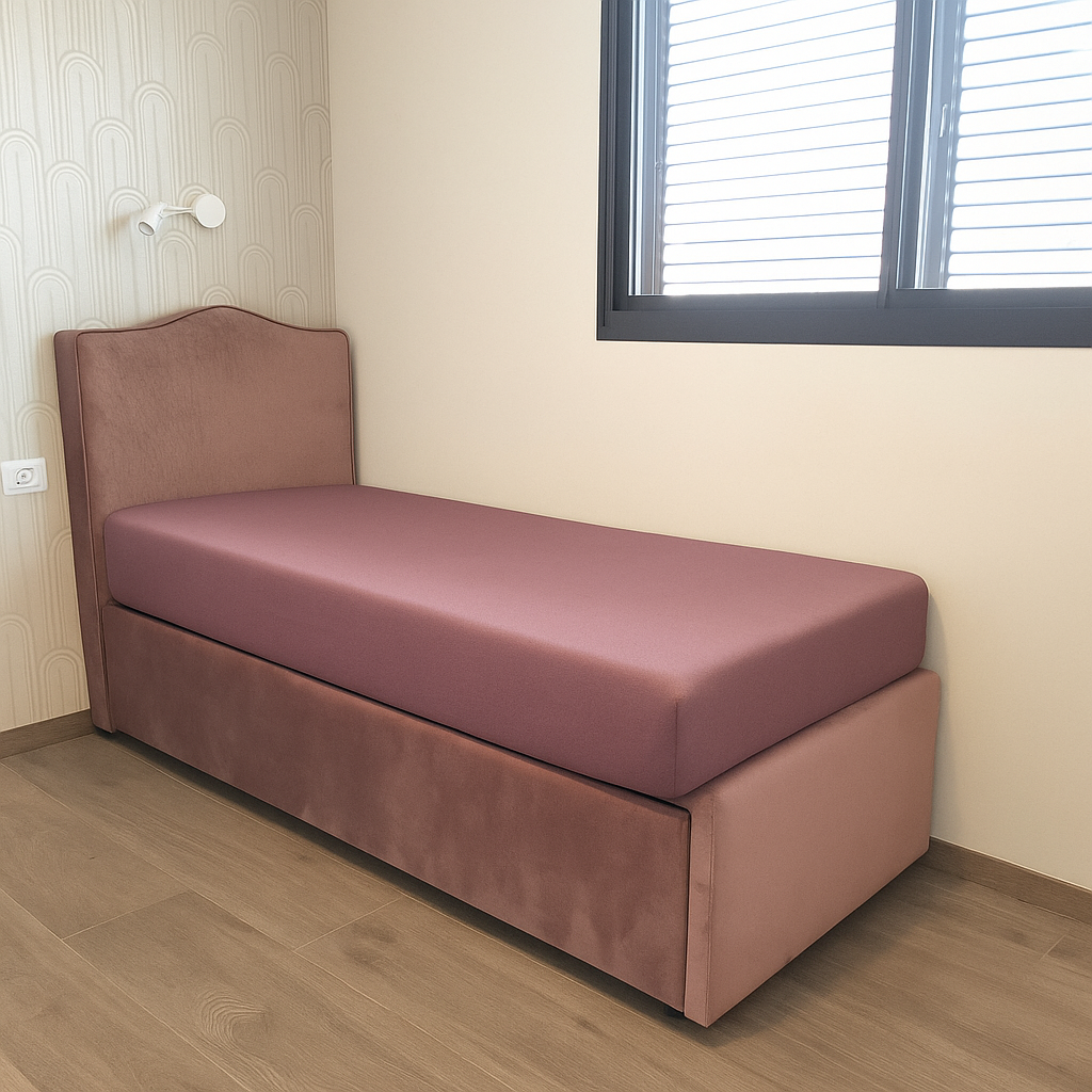 מיטת נוער מרופדת בשילוב ראש מיטה מעוגל בצבעי יין עמוק