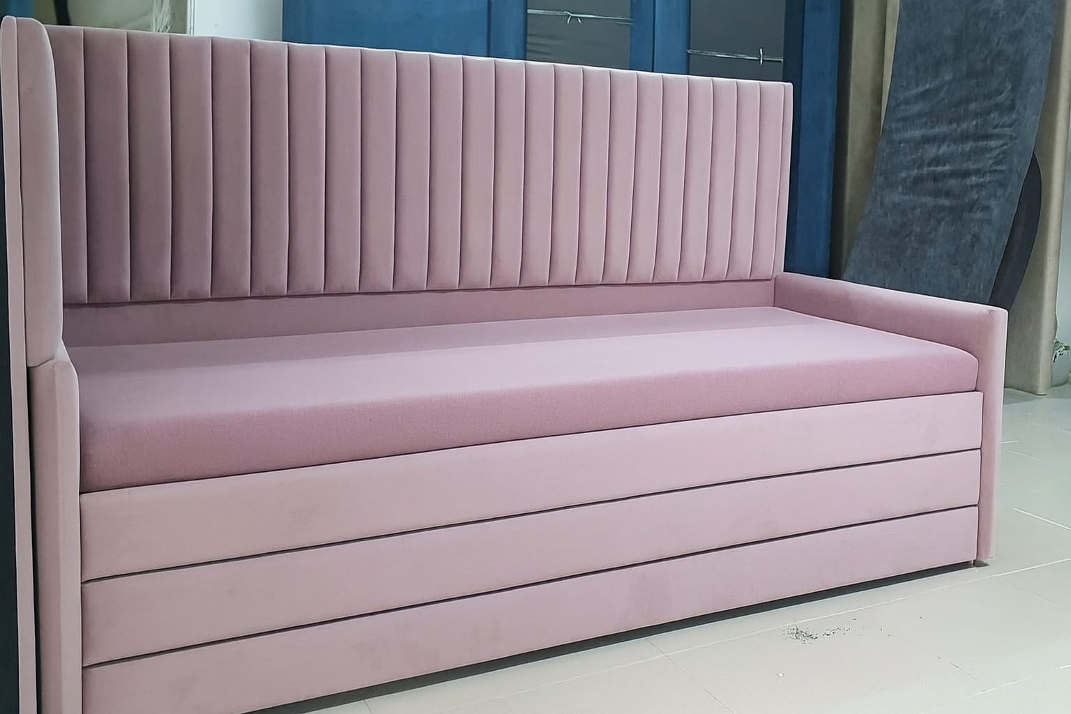 מיטת נוער מרופדת בעיצוב אלגנטי עם ראש מיטה אנכי בגוון ורוד פודרה