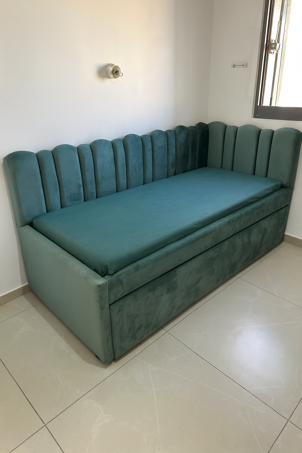 מיטת נוער מרופדת בעיצוב אלגנטי עם ראש מיטה אנכי בקווים מעוגלים בגוון ירוק עמוק