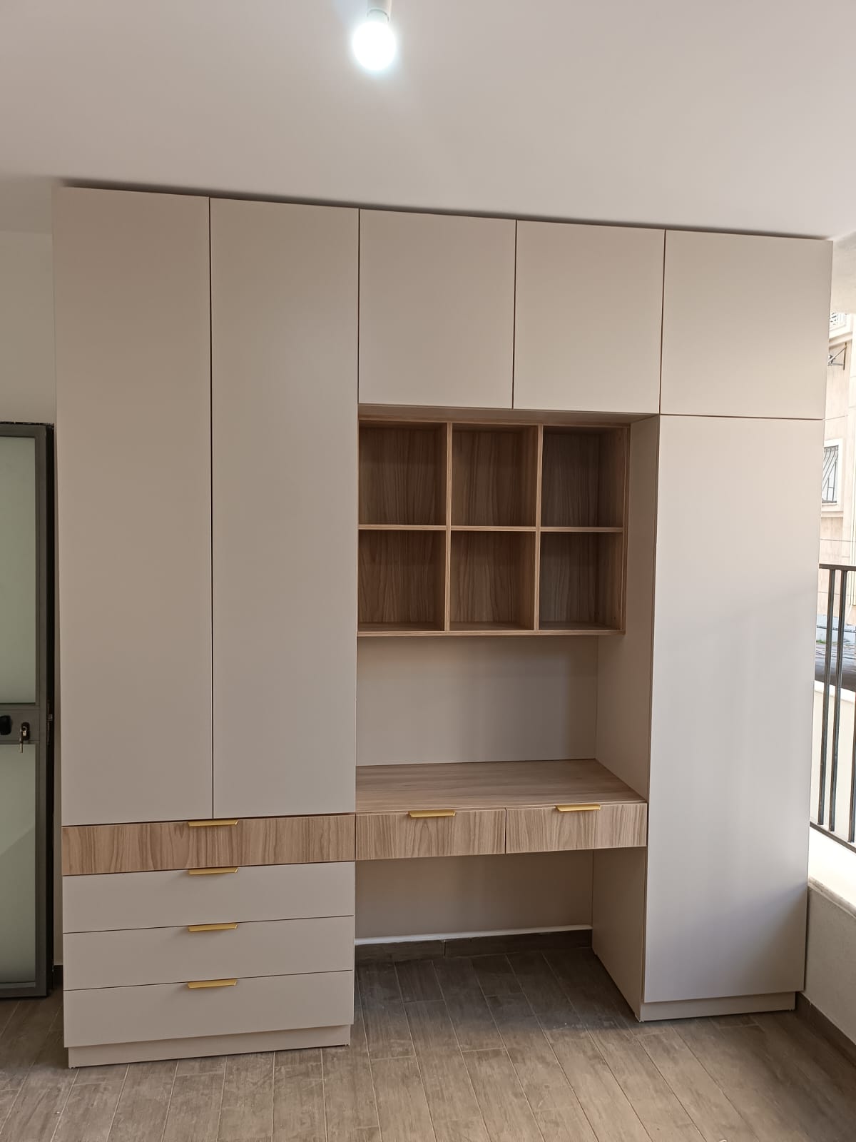 ארון בגדים ומגירות בשילוב מכתבייה ומדפ עץ פתוחים