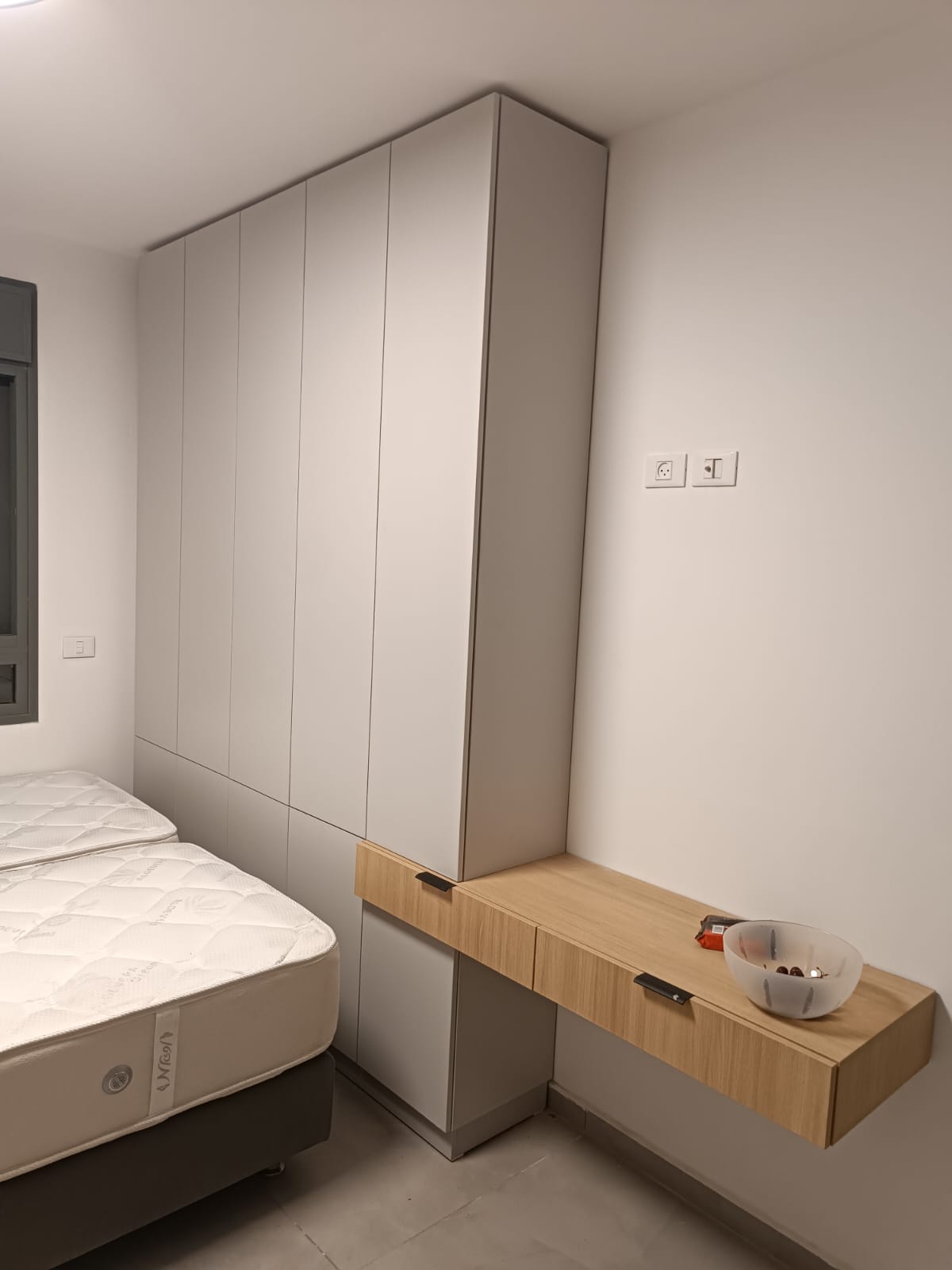 ארון בגדים בהתאמה אישית עם חזית חלקה ושולחן צף משולב עץ טבעי