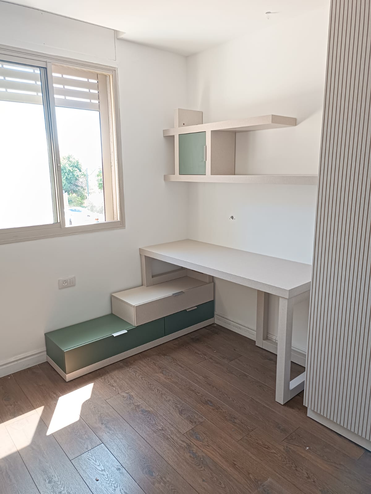 מכתביית כתיבה עם שילוב מגירות אחסון מיוחדות וכוורת המשלבת מדף תלוי