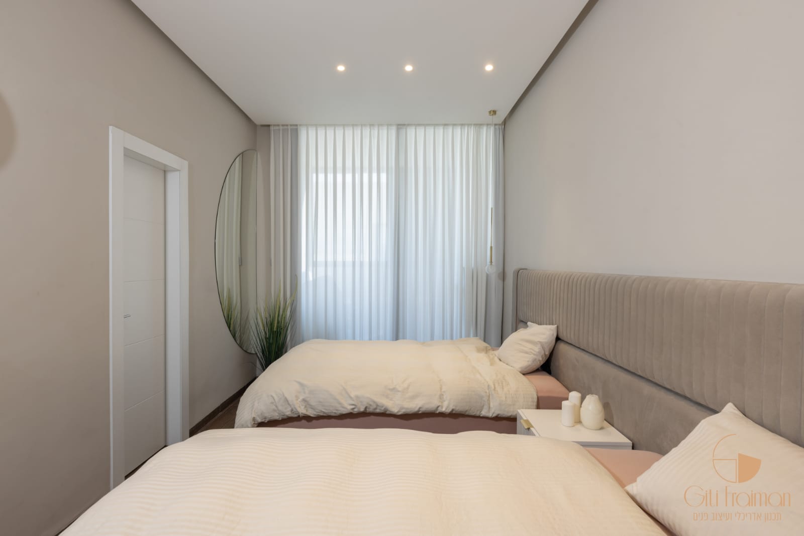 מיטה זוגית מרופדת בעיצוב של קווים אנכיים עם חריץ עיצובי בעיצוב נקי ומודרני.