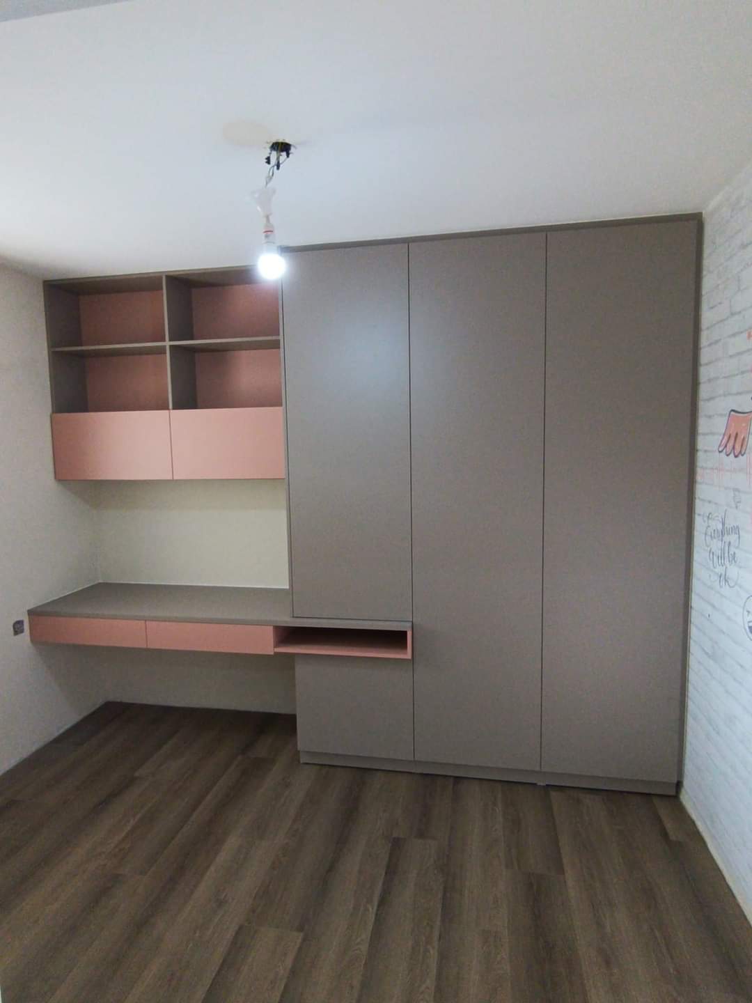 ארון פתיחה בשילוב מכתבייה עם מגירות וכוורת פתוחה וסגורה בגווני וורוד ואפור עכבר