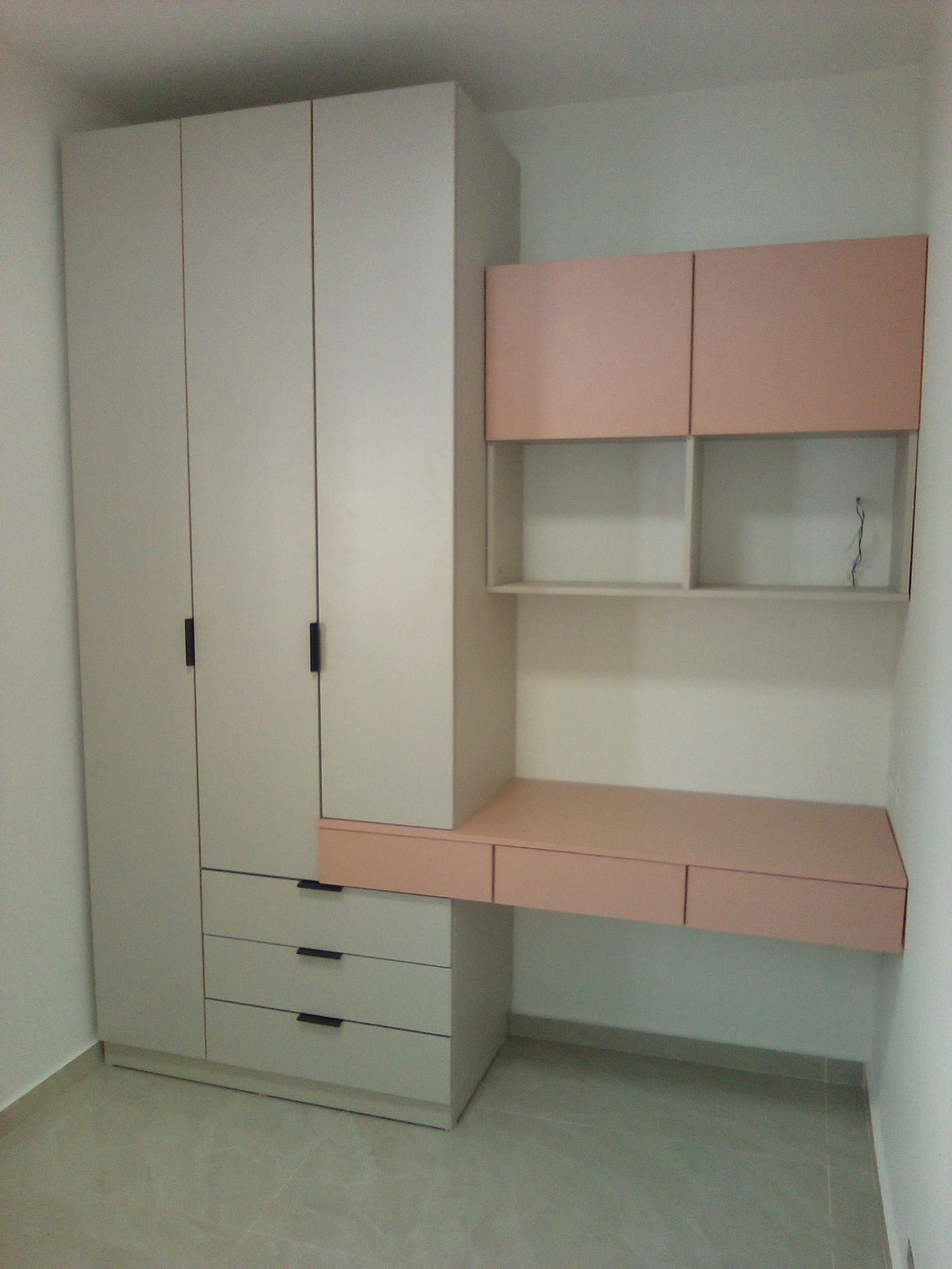 ארון פתיחה בשילוב מכתבייה עם מגירות וכוורות תלויות בגווני וורוד ושמנת בהיר