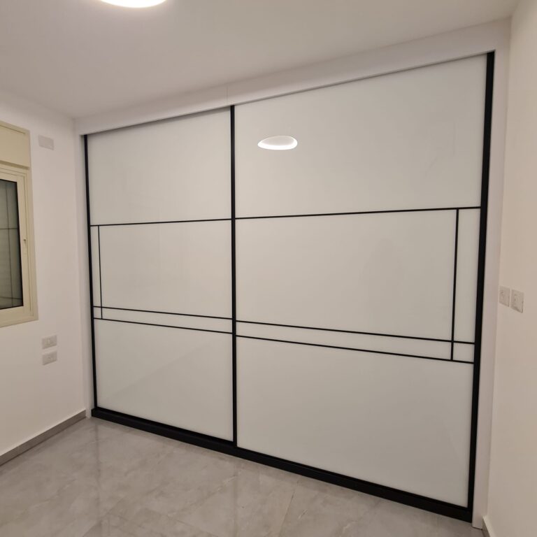 ארון הזזה פרמיום עם דלתות לבן חלבי משולב פרופיל שחור דק בעיצוב גאומטרי מודרני ונקי
