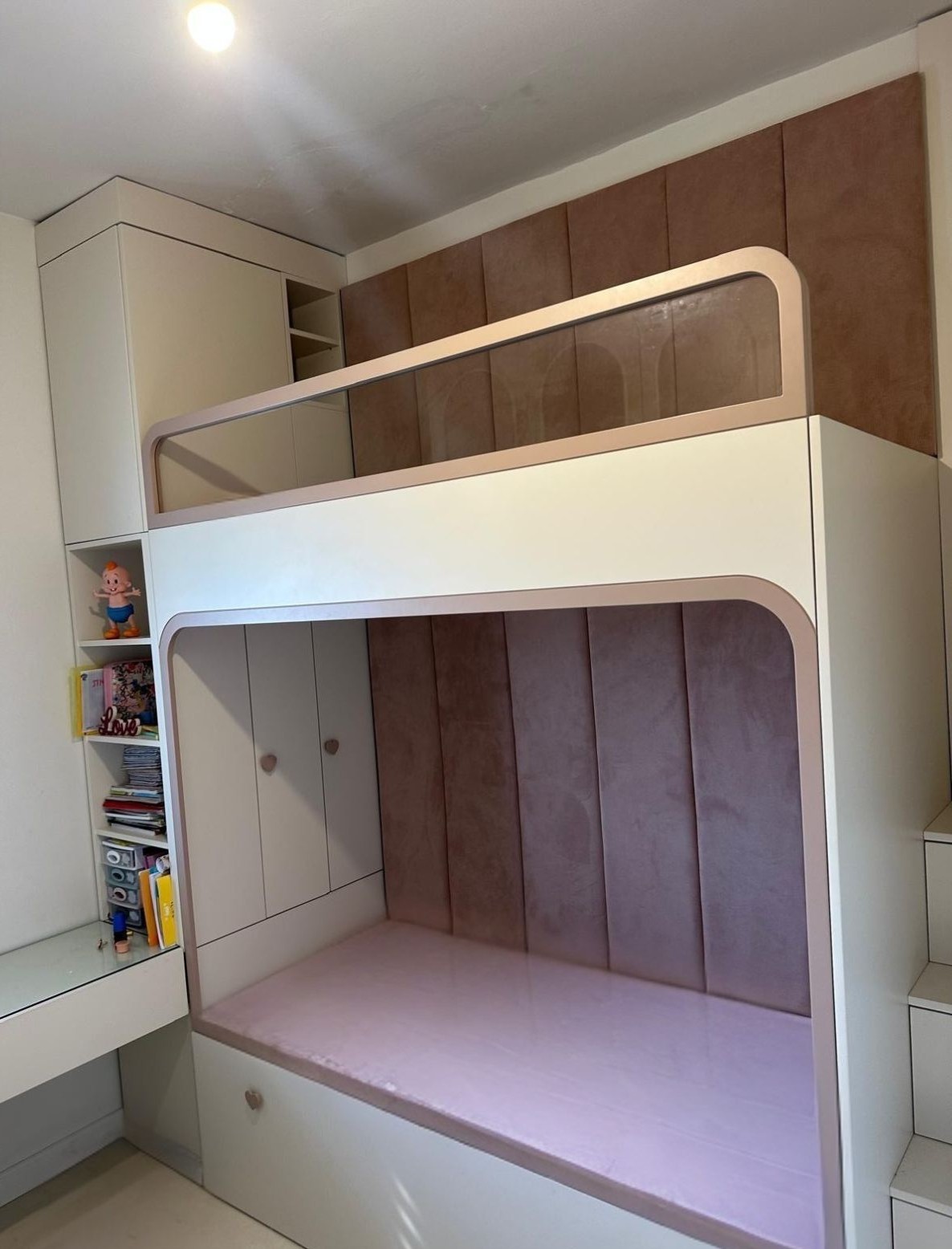 מיטת קומותיים מעוצבת לילדים עם מעקה בטיחות יוקרתי וחיפוי מרופד אחורי יוקרתי ושילוב שולחן כתיבה וארון אחסון