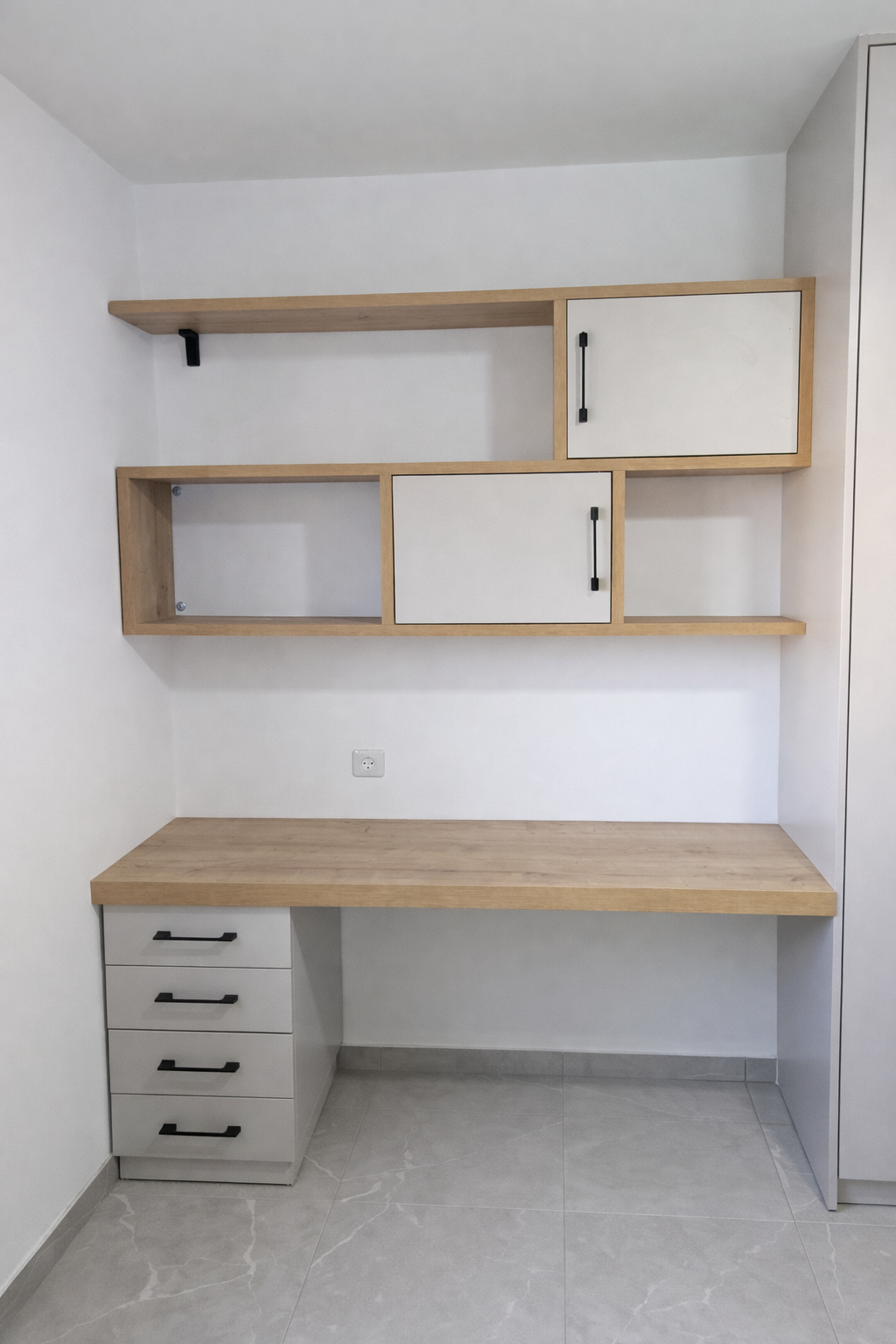 שולחן כתיבה מעץ אלון בשילוב כוורות אחסון מעוצבות ומדפי נוי ושידת מגירות אחסון