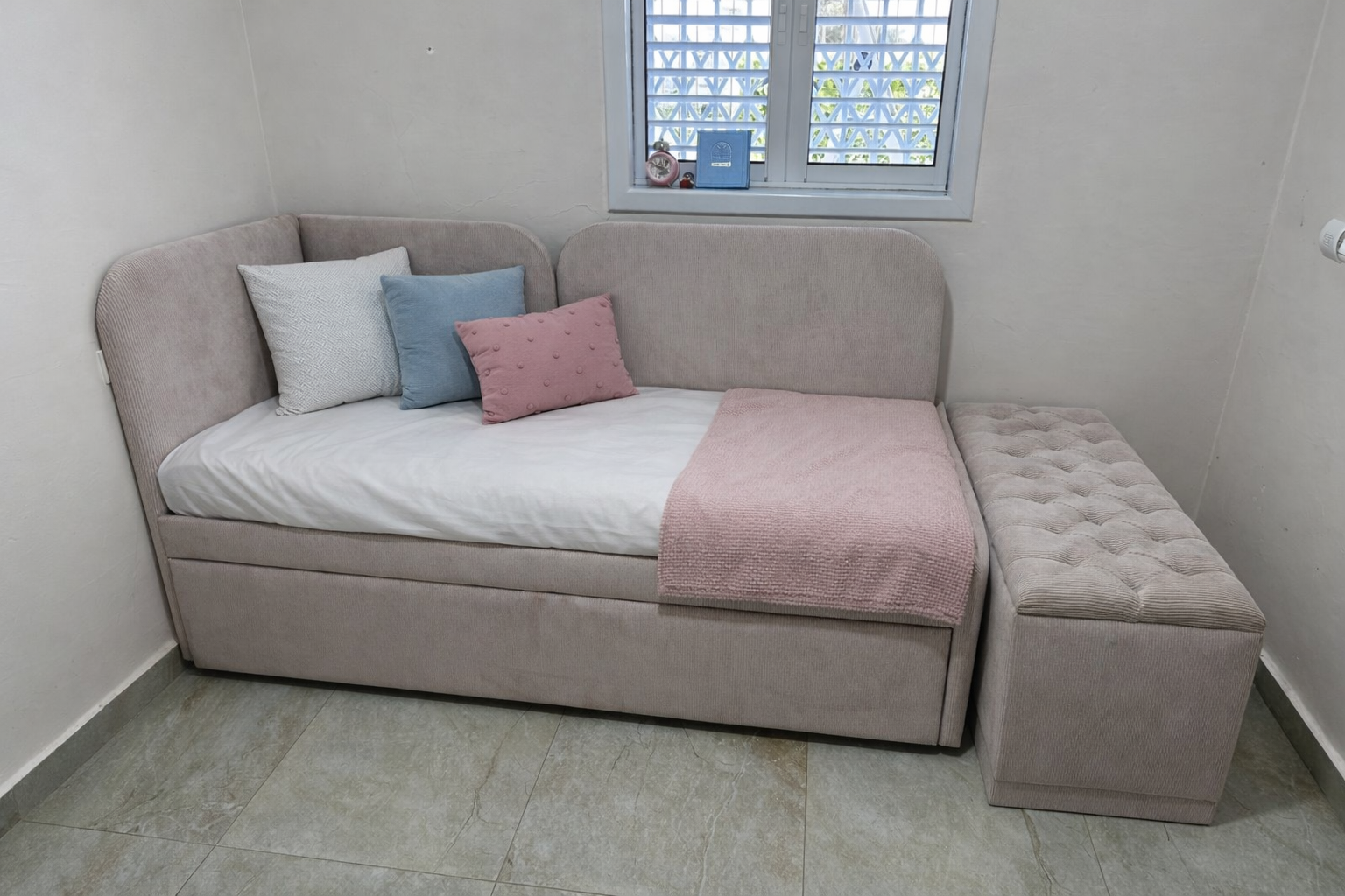 מיטת נוער כפולה מרופדת עם ראש מיטה מעטפת בשילוב ארגז מצעים מעוצב בכפתורי קפיטונאז׳