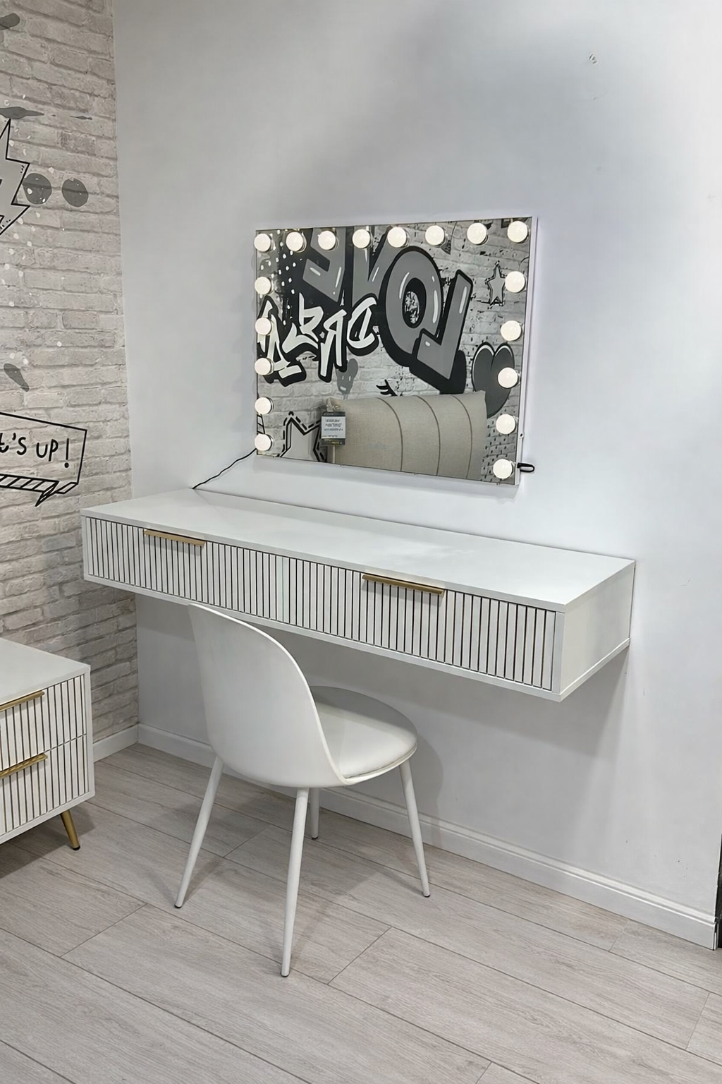 מכתביית כתיבה בצבע לבן חלבי תלויה בשילוב חירוץ עדכני עם ידיות זהב