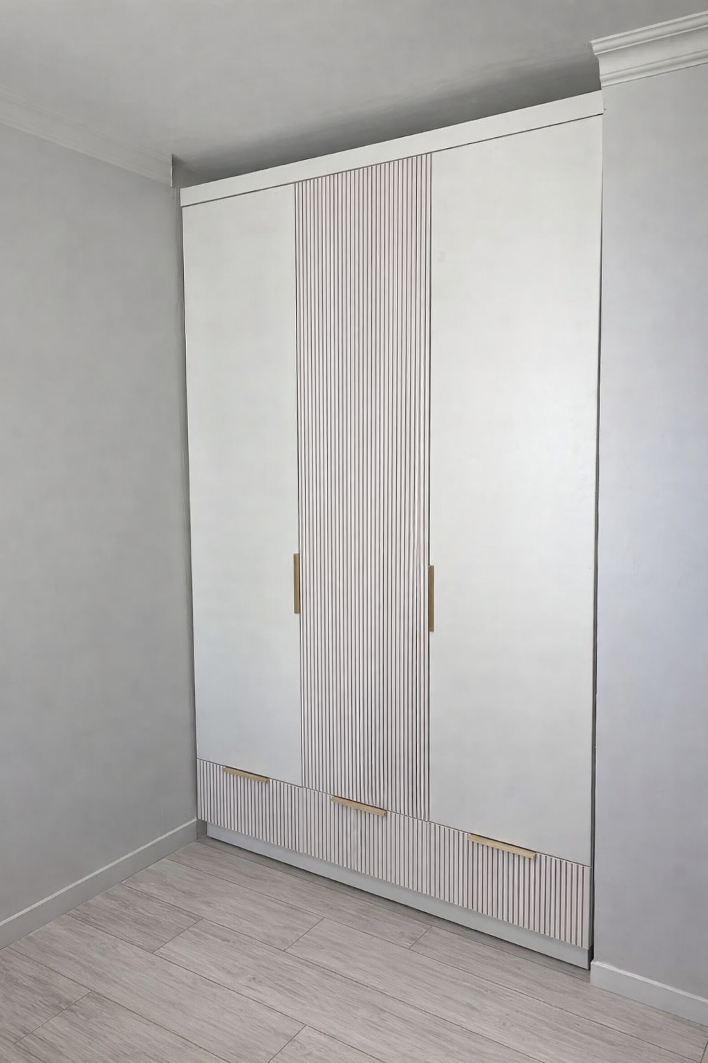 ארן 3 דלתות בשילוב חירוץ בהתאמה וידיות מוזהבות אישית עם מגירות אכסון