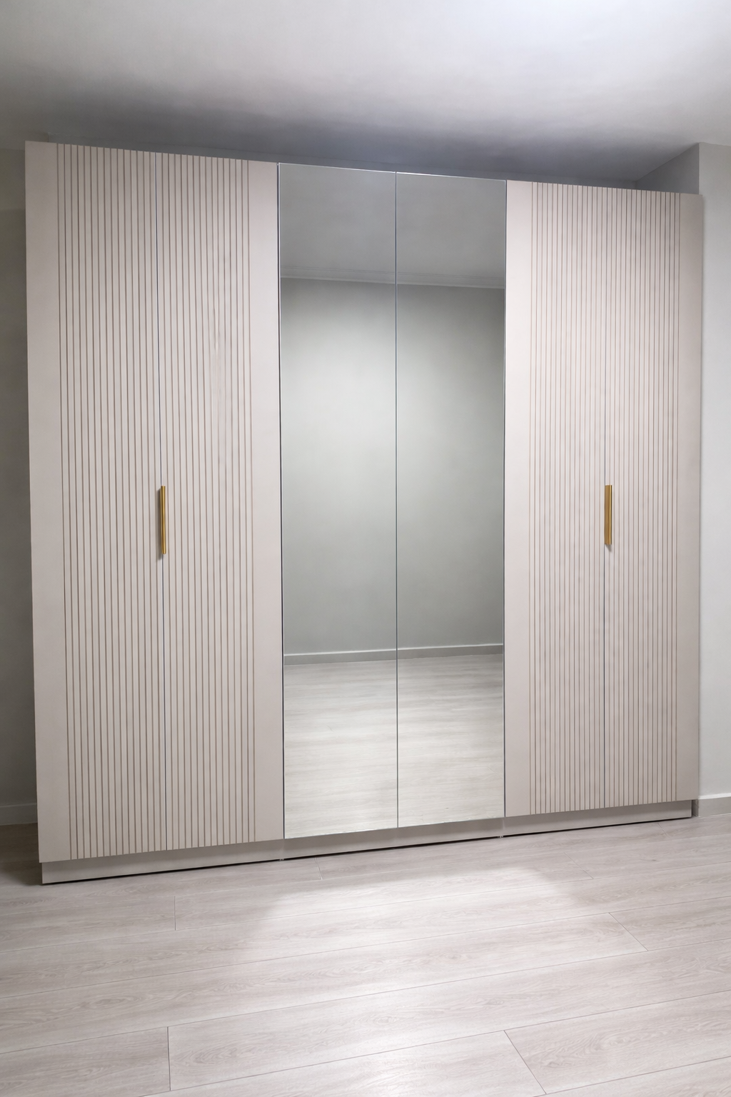 ארון 4 דלתות מעץ בצבע שמנת בהיר ו2 דלתות אמצעיות משולבות מראה בשילוב חירוץ בעיצוב אישי עם ידיות זהב