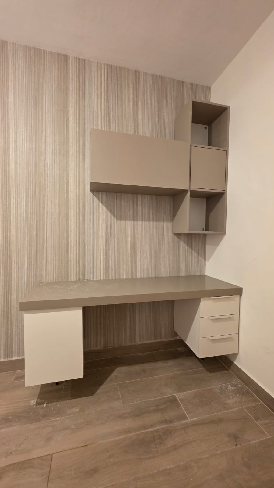 שולחן כתיבה מרחף בצבעי סהרה בשילוב כוורות תליה