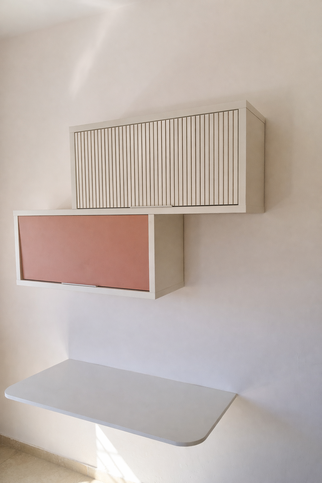 שולחן כתיבה תלוי בגוון בהיר בשילוב כוורת עץ מעוצבת