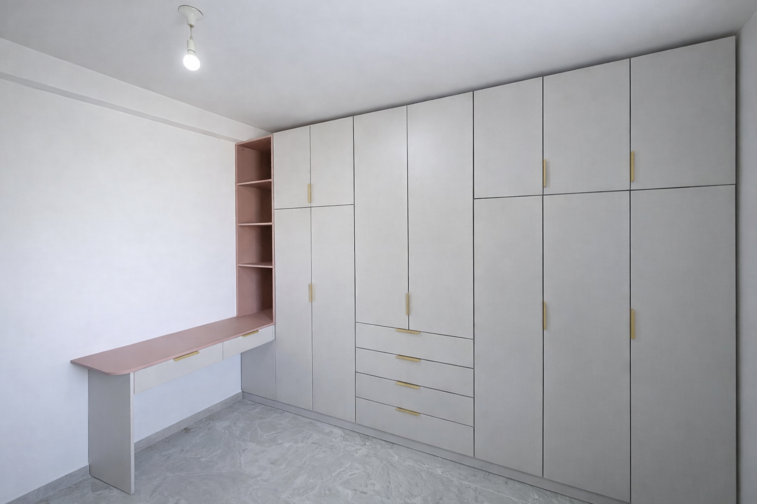 ארון בגדים מעוצב לחדר ילדים עם מגירות, שולחן כתיבה ופינת מדפים בשילוב סהרה , ורוד וזהב