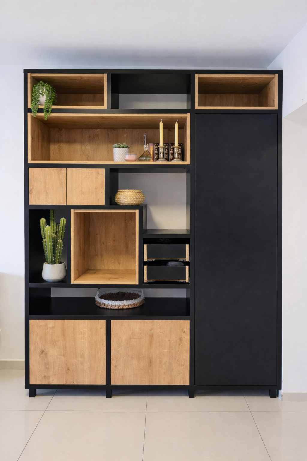 ספריית עץ ושחור בסגנון מודרני עם מדפים פתוחים, תאי אחסון וארון צד מעוצב