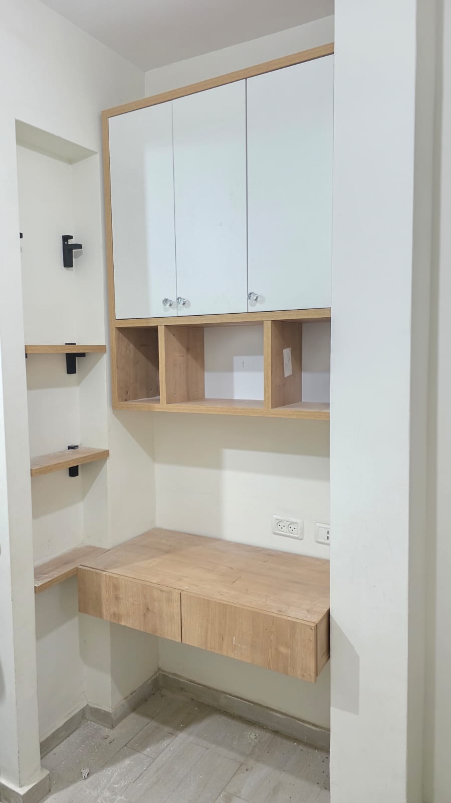 שולחן עבודה מובנה עם ארון אחסון עליון ומדפים בעיצוב מודרני בשילוב עץ טבעי ולבן