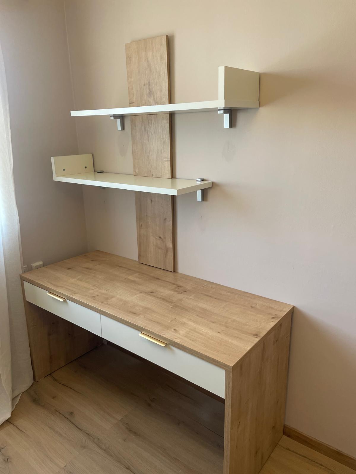 שולחן עבודה מובנה עם מדפים בעיצוב מודרני בשילוב עץ ולבן