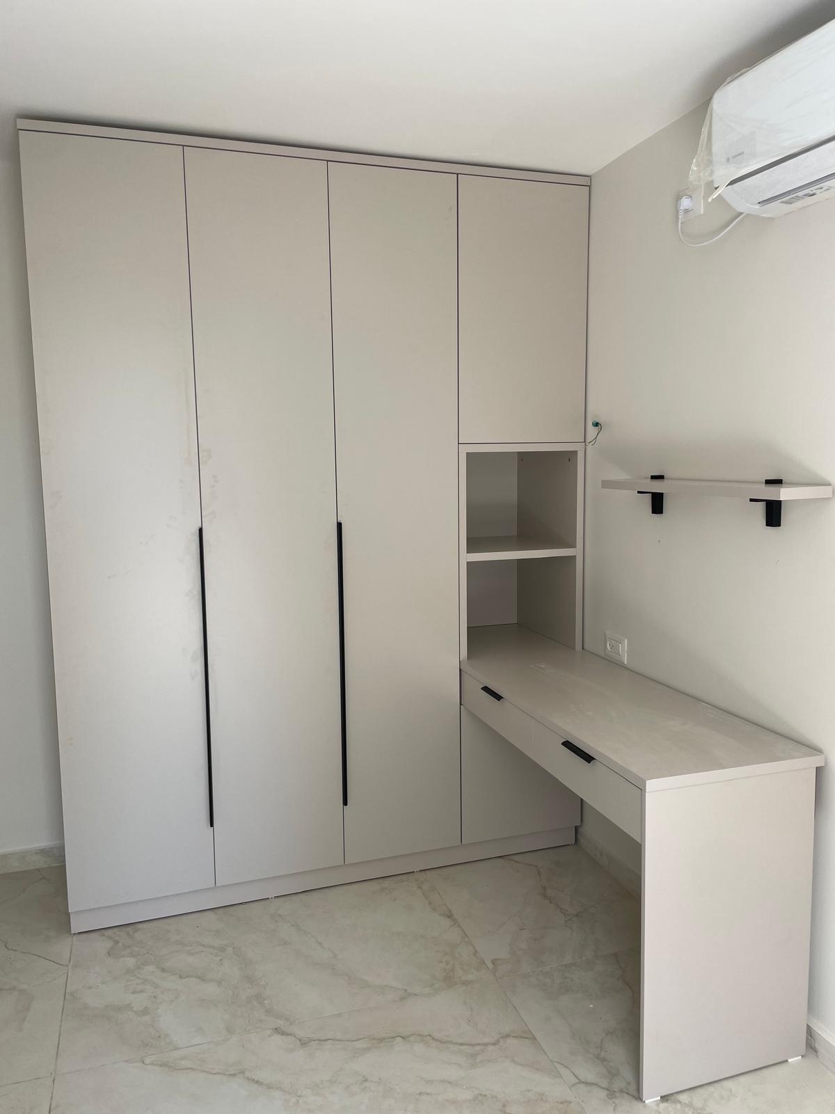 ארון דלתות בשילוב שולחן כתיבה יוצא בצבעי סהרה קלאסי ויוקרתי