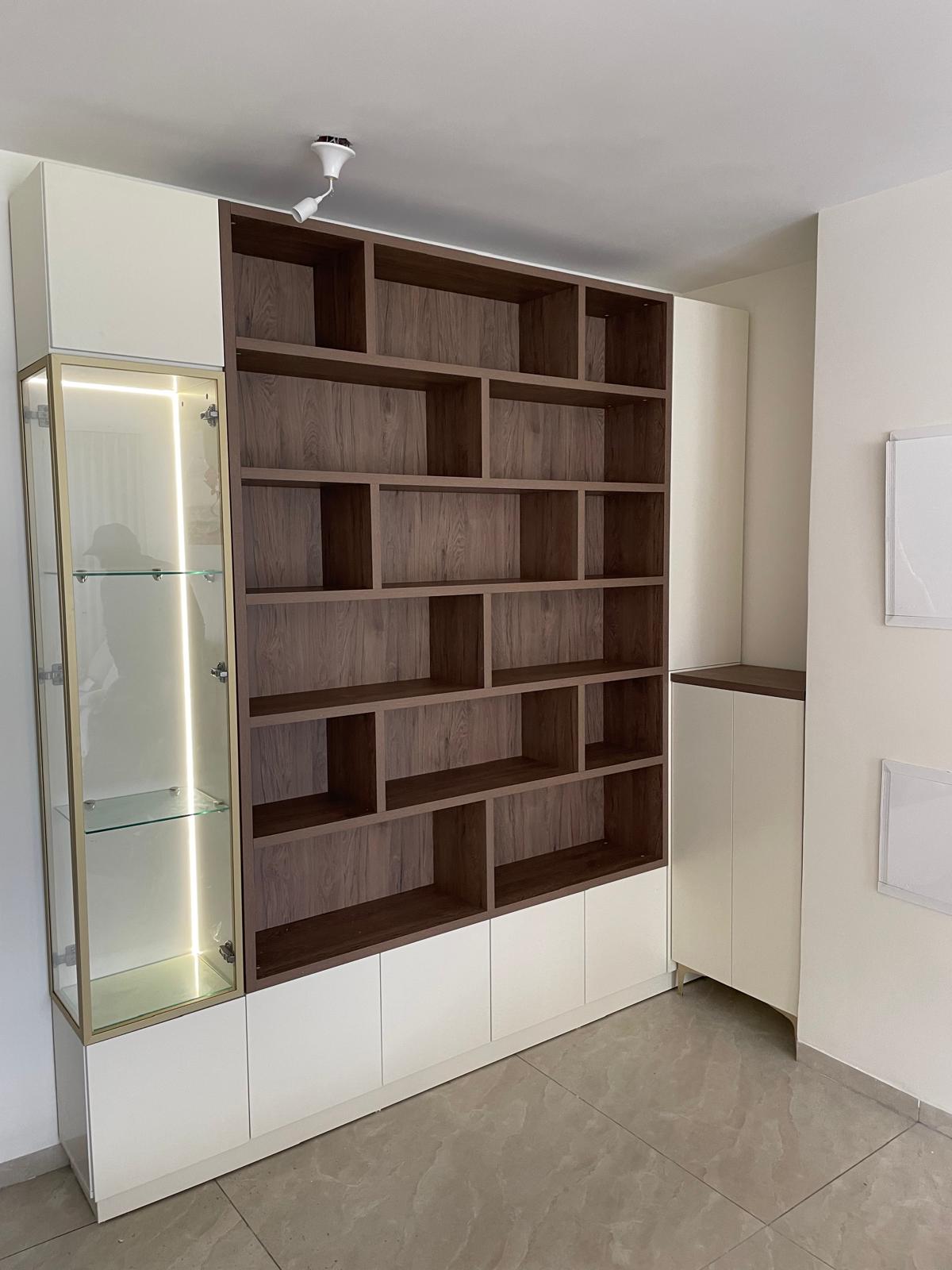 ספריית קודש מעוצבת בשילוב עץ טבעי וארונות בגוון שמנת עם ויטרינת זכוכית ותאורת לד ✨