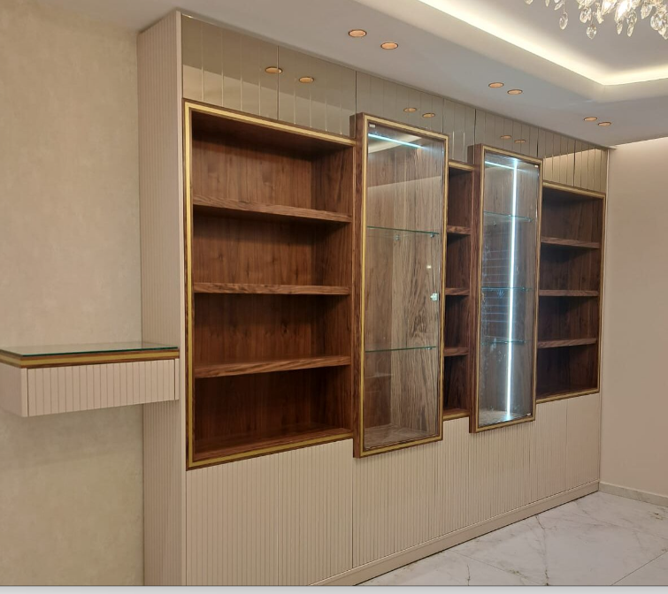 ספריית קודש יוקרתית בשילוב חירוץ עדין, מדפי עץ ומסגרות זהב עם ויטרינות זכוכית מוארות