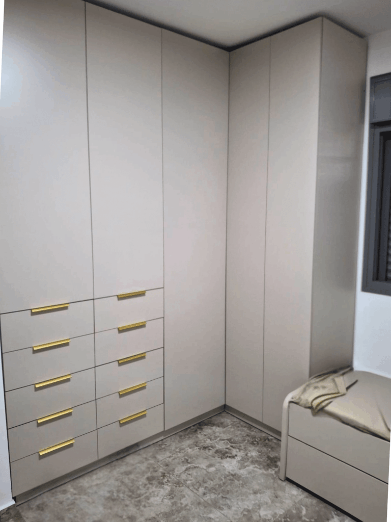 ארון פתיחה פינתי ומגירות חיצוניות במראה אלגנטי
