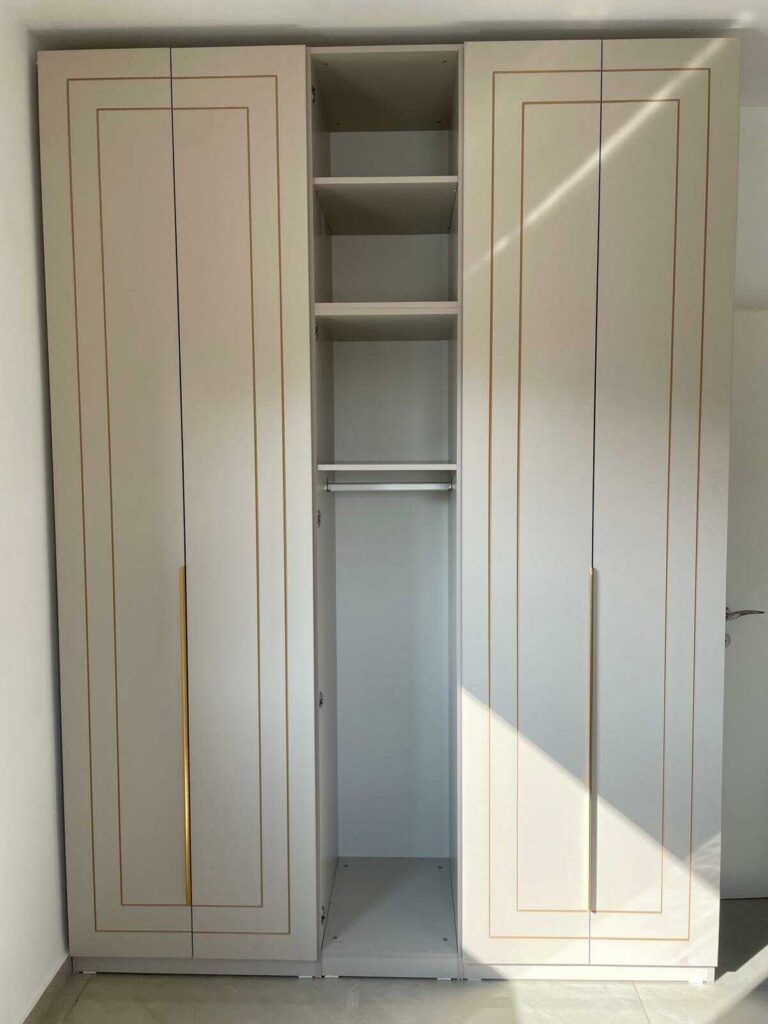 ארון בגדים אלגנטי בשילוב חריטה וידיות זהב